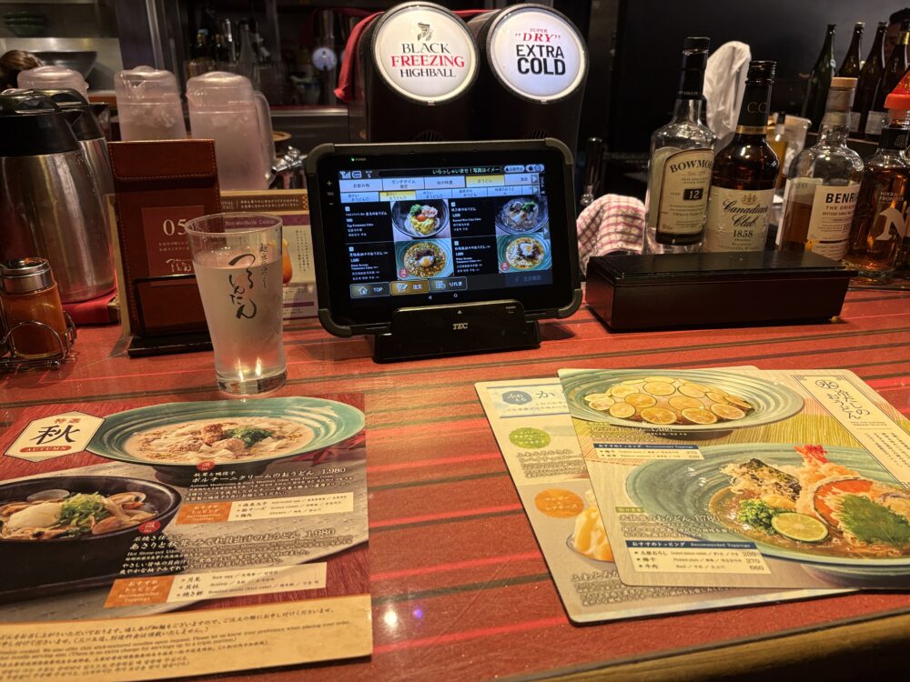 「つととんたん」広くおしゃれな
バーのようなカウンター席