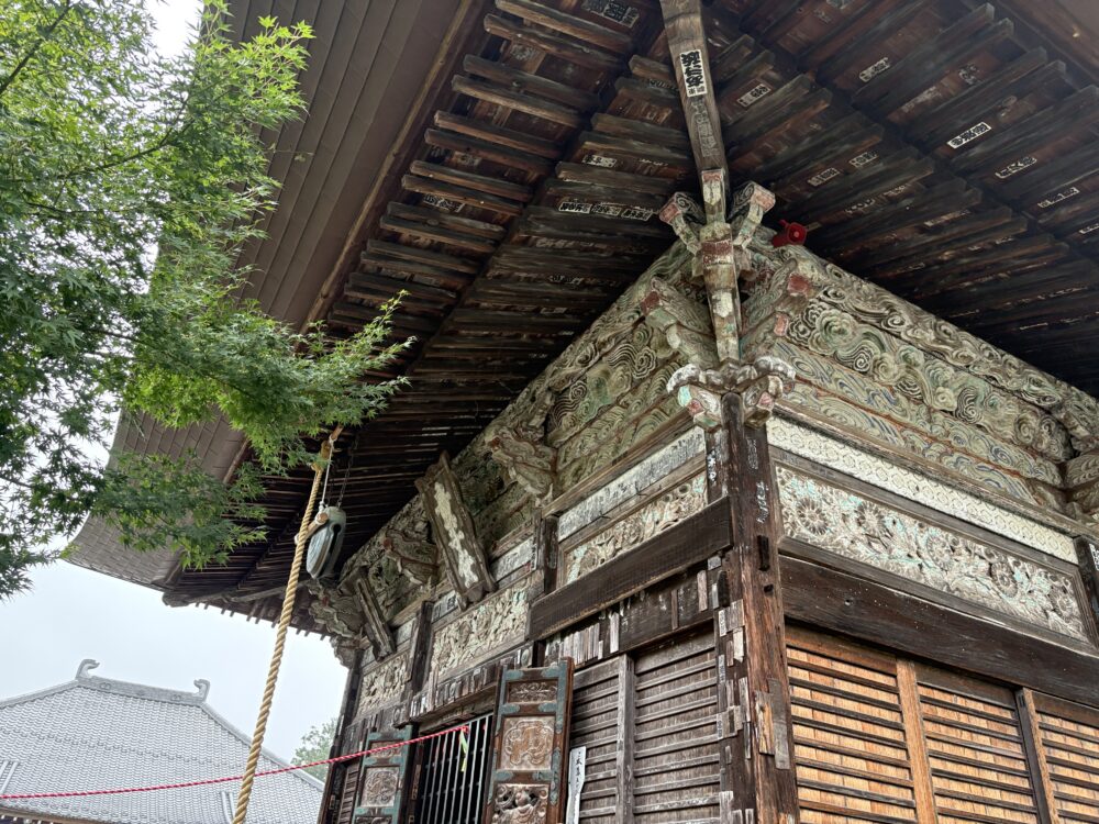 「永福寺」の本堂の彫刻