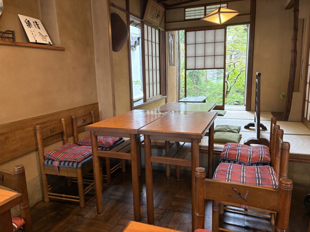 昭和風の懐かしい店内の風景