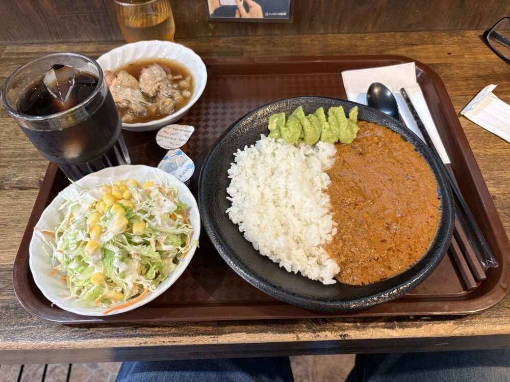 牛すじカレーのランチセットにチキアドボをプラス