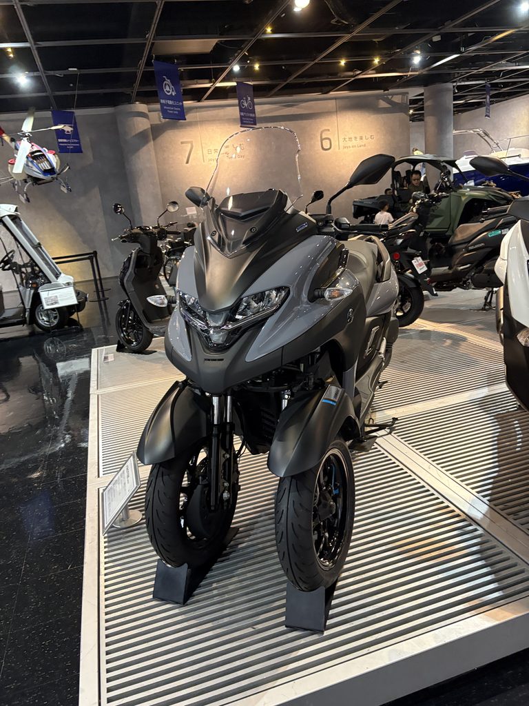 トリシティ300