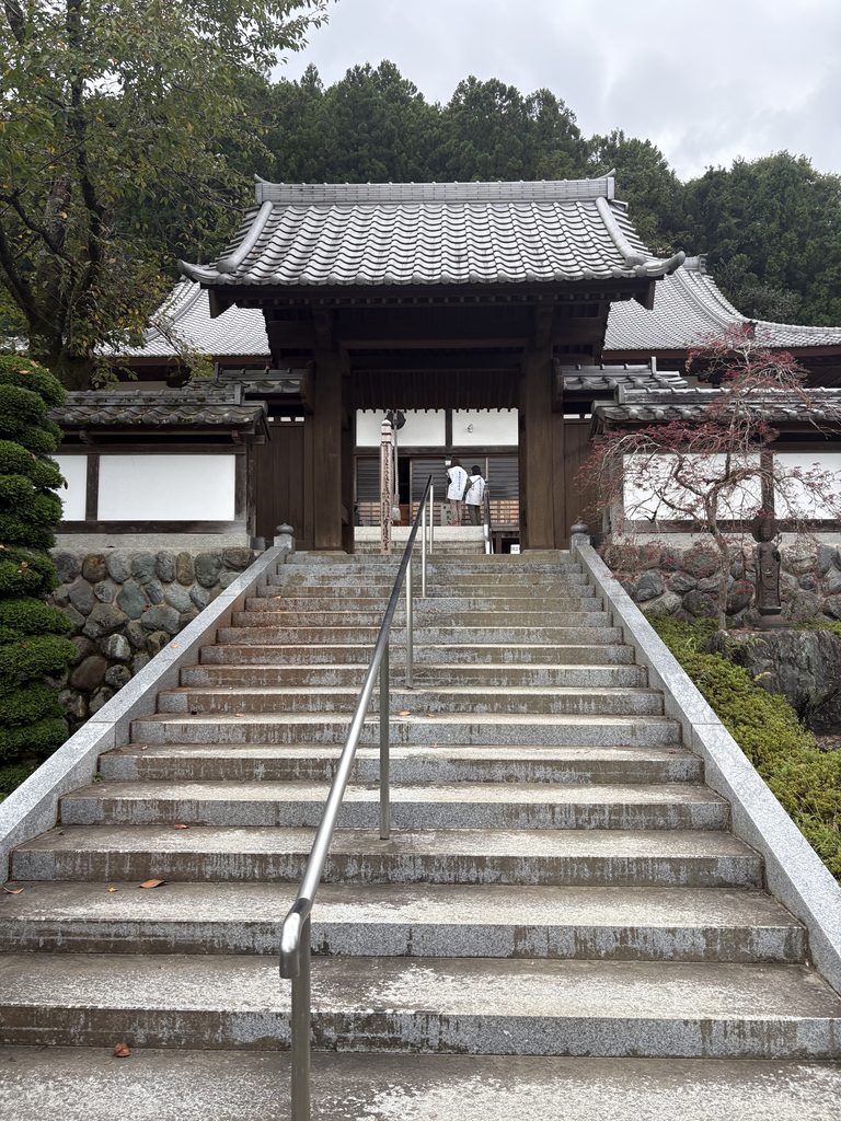 山門前の階段