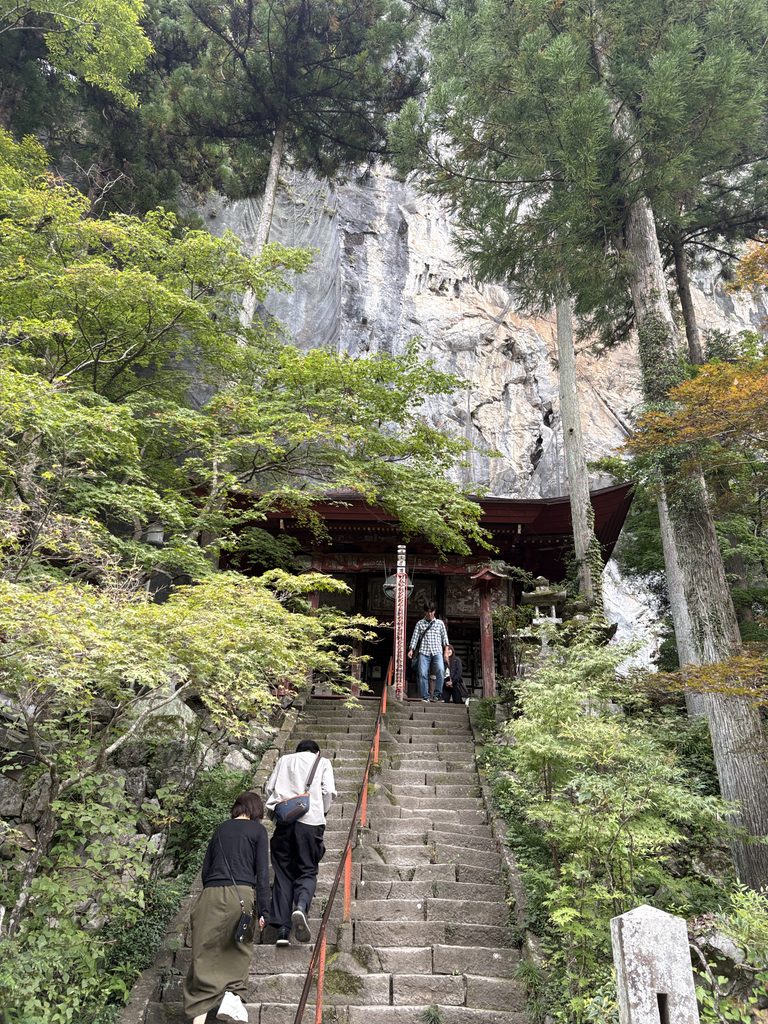 断崖とお堂